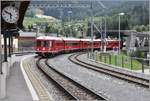 RE1056 mit Steuerwagen 1715 und Be 4/4 515 in Klosters Platz. (13.05.2018)