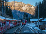 RhB Capricorn-Doppeltraktion als RE Davos Platz - Landquart begegnen am 26. November 2020 in Davos Laret dem entgegenkommenden ABe 4/16 3120. <br>
Ein kleiner Ausblick darauf, wie sich die RhB in den nächsten Jahrzehnten präsentieren wird - 56 dieser Triebzüge sind bestellt und werden die lokbespannten Personenzüge mit Ausnahme der Albulalinie grösstenteils ablösen.