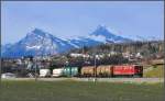 Wegen der Fhnwolken war es eine Lotterie einen Sonnenstrahl zu erhaschen. Bei diesem Zug hats geklappt. Ge 6/6 II 704  Davos  mit Gterzug ins Prttigau bei Malans mit Gonzen und Alvier im Hintergrund. (22.11.2007)