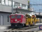 Eine Ge 4/4 I fhrt mit einem Bauzug aus dem Bahnhof Landquart in Richtung Klosters.