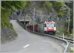 RE 1044 mit Ge 4/4 III 645  Tujetsch  am Schluss verschwindet im Fuchsenwinkeltunnel Richtung Schiers.