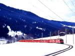 RhB Schnellzug 41 Landquart - Davos Platz mit Ge 4/4II 613 - D 4219 - B 2323 - B 2381 - B 2427 - A 1264 am 25.02.2000 in der 45-Promille-Steigung kurz vor Klosters Dorf