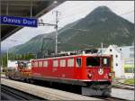 Ge 6/6 II 702  Curia  bringt eine neue Schneeschleuder nach Davos Platz und ber dem Hreli 2444m braut sich ein Gewitter zusammen.(25.06.2009)