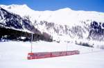 RhB Sportzug 917 von Kblis nach Davos Platz vom 27.02.2000 in der 45-Promille-Steigung kurz vor Davos Wolfgang mit Steuerwagen vorraus ABt 1701II - AB - B - Ge 4/4I 608. Hinweis: die RhB setzt bei gnstigen Schneeverhltnissen Sportzge ein, um Wintersportler, die hier zum Beispiel in Davos Ihre Abfahrt ber die auf dem Bild sichtbaren Pistenhngen nach Klosters machen, an den Ausgangsort zurckzubefrdern.