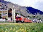 RhB Schnellzug 27 von Landquart nach Davos-Platz vom 30.05.1992 zwischen Davos Dorf und Platz mit E-Lok Ge 4/4I 606 - B 2340 - B 2339 - AB 1514 - BDt 1731. Hinweis: Dies ist eine Neupendelzug-Kompo, die aus umgebauten Mitteleinstiegswagen mit Schwenktren und mit einer Lok 601 bis 610 im Wechsel gebildet wurden. 