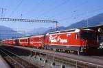 RhB Schnellzug 31 von Landquart nach Davos-Platz vom 26.08.1998 in Landquart mit E-Lok Ge 4/4III 641 - D 4224 - A 1240 - B 2358 - B 2375 - B 2336 - B 2317 - B 2364. Hinweis: diese Werbung war einmal.....