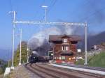 RhB Extra-Salondampfzug fr GRAUBNDEN TOURS 3031 von Landquart nach Davos Platz vom 25.10.1997 in Serneus mit Dampflok G 4/5 107 - G 4/5 108 - AS 1144 - AS 1142 - AS 1141 - AS 1143 - AS 1161. Hinweis: Kraftvoll wird der in Holzbauweise erstellte Bahnhof umrundet. 