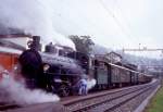 RhB Dampfextra-GmP fr RHTIA INCOMING 3032 von Davos-Platz nach Landquart vom 25.08.1995 in Klosters-Dorf mit Dampflok G 4/5 107 - B 2246 - D 4052I - B 2247 - Gbkv 5569 - Gbkv 5568 - Gb 5086 - Gb