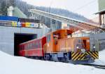 RhB Kurswagen-Extrazug von Schnellzug 45 von Landqart nach Davos-Platz mit Kurswagenlauf von Landquart nach Selfranga fr Verein Rollmaterialverzeichnis der Schweiz mit Diesel-Traktor Tmf 2/2 90 - B 2323 von Klosters nach Selfranga vom 30.03.1996, hier Fotohalt Sdportal des Zugwaldtunnels. Hinweis: Dies war der 1. Personenzug, der Selfranga erreichte. 