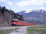 RhB Regionalzug 54 von Davos-Platz nach Landquart vom 25.04.1992 zwischen Schier und Grsch mit E-Lok Ge 4/4II 633 - B - AB - B - B - B - D. Hinweis: Hier ist die Strecke inzwischen auf Doppelspur ausgebaut!