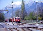 RhB Regionalzug 54 von Davos-Platz nach Landquart und Zugvorderteil weiter als Speisewagen-Zug 3859 nach Chur vom 26.04.1994 Einfahrt Landquart mit E-Lok Ge 4/4II 633- Gbkv 5610 - WR 3810 - AB - A - B - B - B - D. Hinweis: Sicht auf alte Einfahrt in Landquart, der Gbkv ist der Werbewagen [EUGENIO] und wurde mit Speisewagen als Geburtstagsfahrt mit den Kursumlauf 535E - 144E - 54 - 3859 gefahren.   