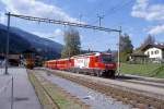 RhB Schnellzug 55 von Landquart nach Davos-Platz vom 17.10.1998 Einfahrt Kblis mit E-Lok Ge 4/4III 645 - D 4214 - A - B - B - B - AB - B 2247 - B 2245. Hinweis: Lok hat BEMO-Werbung