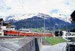 RhB Regionalzug 68 von Davos-Platz nach Landquart vom 13.05.1994 Einfahrt Klosters mit E-Lok Ge 4/4II 617 - AB 1529 - B 2370 - B 2361 - D 4205 - Z 94. Hinweis: Weitwinkelaufnahme, rechts ist ein Teil der neuen globig aussehenden Landquart-Brcke zu sehen.  
