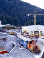 RhB Extra-Besichtigungszug fr geladene Gste fr Tag des offenen Vereina-Tunnel von [Landquart ber Klosters] Selfranga - Vereinatunnel vom 23.10.1998 in Selfranga mit Besichtigungskompo Tmf 2/2 90 - AB 1570 - A 1256 - WR 3811 - A 1253 - WR 3716/3817 - As 1171 - A 1224 - WR 3812 - As 1143 - As 1144 - D 4062. Hinweis: Blick vom Wanderweg oberhalb des Vereina-Nordportals auf den Baustellenbereich Selfranga. Fr diese Besichtigungsfahrt wurden auch Wagen der Arosa-Expre-Kompo entliehen, die Speisewagen waren durch die Zwischensaison aus den Glacier-Expre-Umlufen freigestellt.
