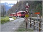 Die RhB r�stet alle ihre unbewachten (nur mit Andreaskreuz gesicherten) Bahn�berg�nge mit Lichtsignal und Schranken aus, wie hier in der Klus unweit von Malans.