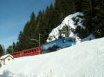 Schnellzug Landquart-Davos oberhalb des jetzt verschneiten Schwimmbades in Davos.14.02.06