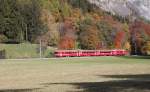 Regio Pendelzug vor herbstlichen Hintergrund zwischen Grsch und Malans.