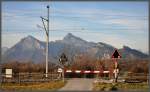 Heute mal was ganz Banales. Die neue Schrankenanlage der Rhtischen Bahn beim Pumpenhuschen zwischen Landquart und Malans. Blickrichtung Nordwest mit Gonzen, Gauschla und Regnitzer Spitz. (30.11.2011)