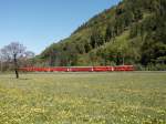 RhB, Schnellzug Landquart-Scuol/Tarasp am 04.05.03 
bei Landquart