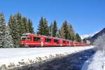 Allegra ABe 8/12 3512 mit 6 Personen- und einem Güterwagen als RE 1037 bei Davos Platz, 31.12.2013.