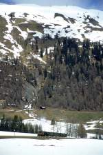 RhB Dampfzug 3031 fr Dampffreunde der RhB von Landquart nach Davos Platz am 09.05.1999 kurz vor Davos-Wolfgang mit Vorspann-E-Lok Ge 6/6 I 414 - G 4/5 107 - B 2245 - B 2246 - D 4052II -B 2060 - C  2012 - A 1102. Hinweis: Vorspann aus Lastgrnden zwischen Kblis und Davos-Wolfgang ntig.
