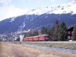 RhB Regionalzug 48 von Davos-Platz nach Landquart vom 10.05.1992 zwischen Davos-Platz und Dorf mit E-Lok Ge 4/4II 611 - AB - B - B - D. Hinweis: Mitte Mai hlt in diesen Hhenlagen erst der Frhling Einzug. In der Zwischensaison reichen werktags meist kurze Kompos ohne Zusatzwagen aus.