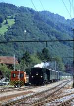 RhB Dienst-Dampfzug fr RHTIA INCOMING 9048 von Kblis nach Landquart vom 02.09.1993 Einfahrt Schiers mit Dampflok G 3/4 1 - B 2245 - D 4052I - B 2060. Hinweis: Wegen Zugberholung und gleichzeitiger planmiger Zugkreuzung mute der Dampfextrazug sofort nach Ankunft auf das Stumpengleis des Traktors abgestellt werden.