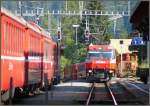 RE1224 aus Scuol wartet in Klosters auf den RE1025 nach Davos mit der Ge 4/4 III 646  Sta.Maria Val Mstair .(26.06.2010)