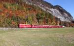 Leider nur noch von hinten  erwischt ,der Regio nach Scuol-Tarasp.Ich hoffe,die herbstlichen Farben im Hintergrund entschdigen dafr.Ganda 30.10.11