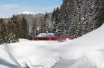 Vor lauter Schneemasssen sieht man den RE nach Landquart oberhalb der Badeanstalt am Davoser See fast nicht mehr.(brigens,es hat niemand gebadet)17.02.12