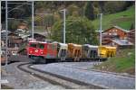 Die Ge 6/6 II 707  Scuol  bringt neuen Schotter für die neue Doppelspur zwischen Klosters Dorf un Klosters Platz.