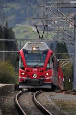 Triebzug ABe 8/12 3509  Placidas Spescha  als Re nach Davos erreicht die Station Schiers.Bild vom 20.10.2014