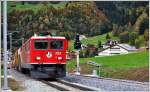 Ge 6/6 II 707  Scuol  mit einem Schotterzug zwischen Klosters Dorf und Platz.