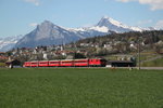 Regionalzug nach Scuol-Tarasp zwischen Malans und Grüsch.Im Hintergrund das Weindorf Malans.11.04.16