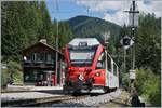 Der  Allegra  ABe 8/12 3512 (ABB) auf der Fahrt Richtung Davos beim kurzen Halt in Wiesen.