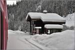 Niemand steigt ein oder aus am tiefverschneiten Bahnhof Davos Monstein.