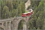 R1833 nach Filisur mit Ge 4/4 III 646  Sta.Maria/Val Müstair  und Steuerwagen auf dem Wiesner Viadukt. (13.05.2018)