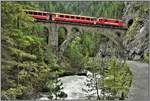 In der Zügenschlucht zwischen Wiesen und Davos Monstein schwingt sich das Brombenzviadukt über die alte Zügenstrasse und den Fluss Landwasser.