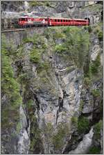 R1825 nach Filisur mit Ge 4/4 II 617  Ilanz  in der Zügenschlucht bei Wiesen.