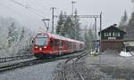 Mit einem Regio von Filisur nach Davos Platz verlässt der ABe 4/16 3130 am 01.04.2022 den Bahnhof Davos Wiesen (Standort: Hinter dem Gleisende auf der Straße)