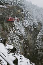 Kurz nach Verlassen des Bahnhofs Davos Wiesen führt die RhB-Strecke nach Davos durch die Zügenschlucht.
