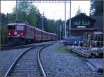 Ge 4/4 I  Surselva  erreicht mit Regionalzug 1812 nach Davos Platz die Station Wiesen.