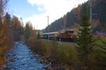 Ge 6/6 I 415 mit historischem Zug bei Davos Glaris am 26.10.2025