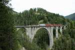 Ein Regionalzug auf der Fahrt von Davos nach Filisur auf dem Wiesenviadukt.