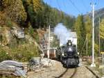 RhB Salon-Dampfzug 3153 fr GRAUBNDEN TOURS von Davos-Platz nach Filisur vom 25.10.1997 Einfahrt in Wiesen mit Dampflok-Doppelbespannung G 4/5 107 - G 4/5 108 - As 1144 - As 1142 - As 1141 - As 1143