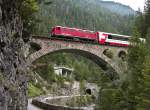 RhB Ge 4/4 I 606  Kesch  am 11. August 2010 mit einem Glacier Express in der Zgenschlucht.