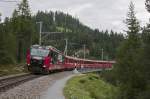 RhB Ge 4/4 III 648  Susch  mit Werbung fr Lanxess am 11. August 2010 auf dem Wiesener Viadukt. Rechts sieht man eine Hippsche Wendescheibe.