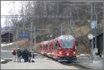 R1825 aus Davos trifft in Filisur ein, whrenddem die englische Reisegruppe auf das Abdrehen der Dampflok wartet.