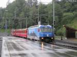 Bei strmendem Regen erreicht die Ge 4/4''' 647 ''GKB'' Filisur als Regio 1809 aus Davos.