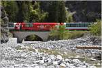 GlacierExpress 902 am Eingang zum Val Pintrun, einem wilden Seitental der Ruinaulta.